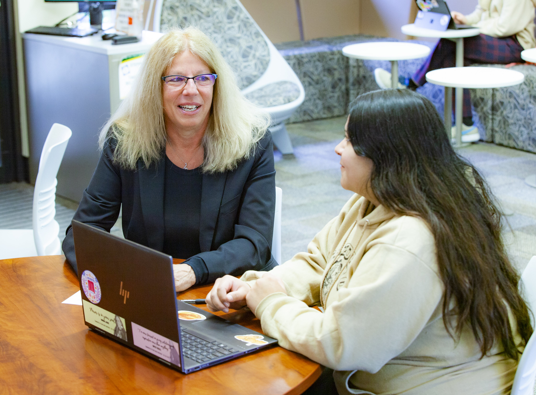 Robin Heinemann meets with a student